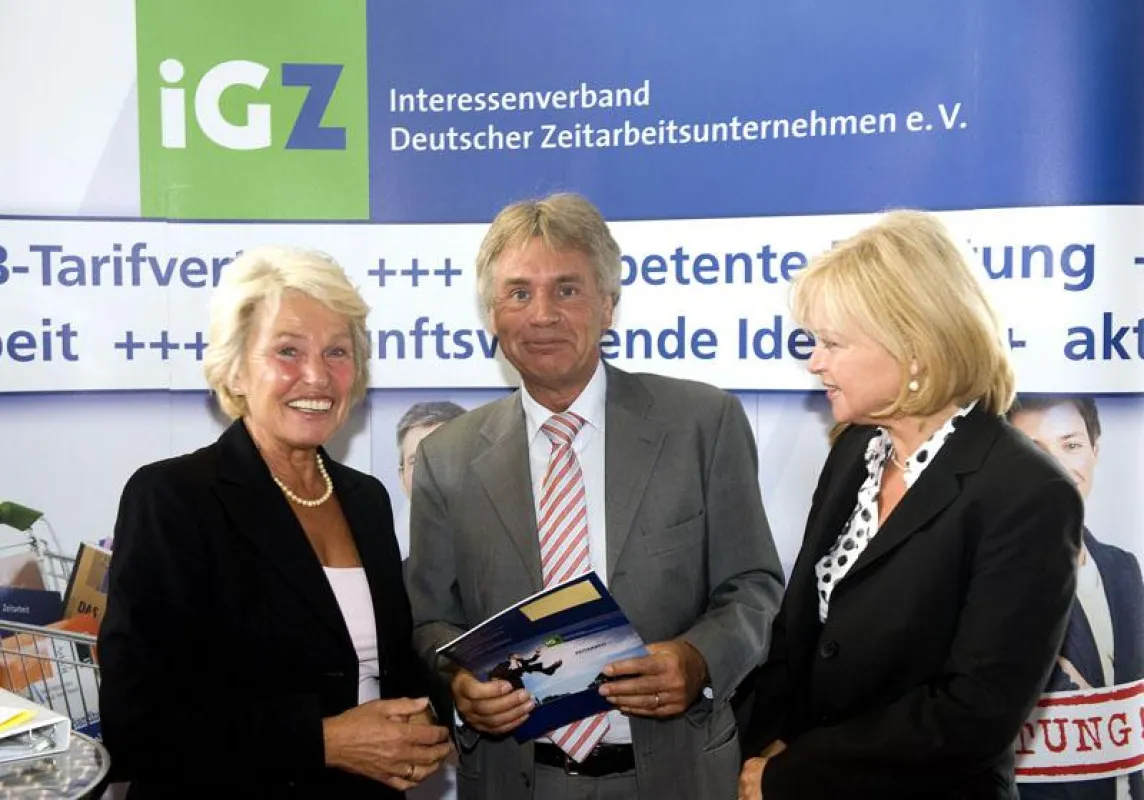 Münsters Bürgermeisterin Karin Reismann (l.) informierte sich bei Anne Rosner sowie bei RA Werner Stolz über die Branche.