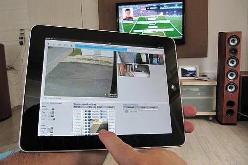 Bild: Mit dem iPad auf der Couch nach dem Rechten sehen