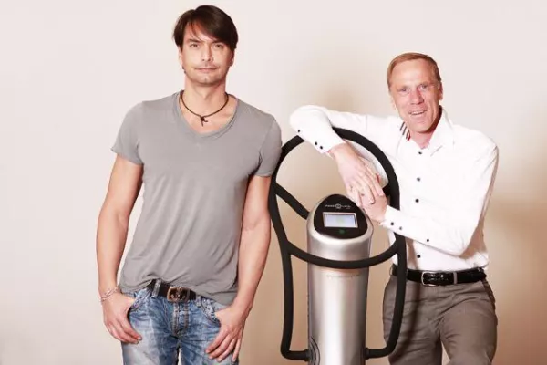 Bild: Weltpremiere: Marcus Schenkenberg ist Power Plate Cyber Trainer