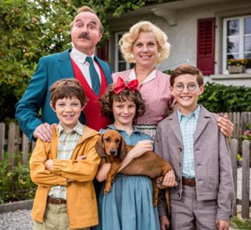 Eine erste Aufnahme vom Set mit allen Hauptdarstellern