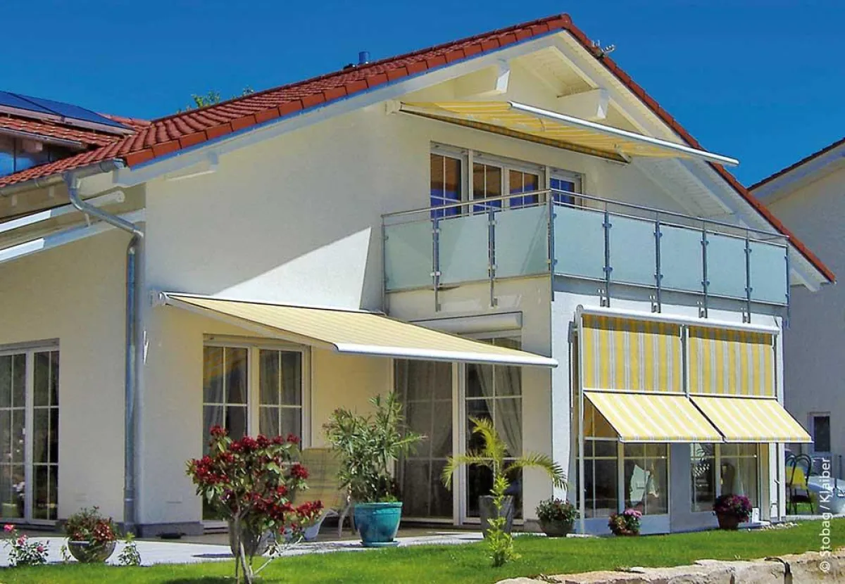 Sonnenschutz, wie beispielsweise die Markise Tendabox von Klaiber, kann den Hitzestau im Zimmer verhindern. Das spart nicht nur Energie, sondern auch Geld.