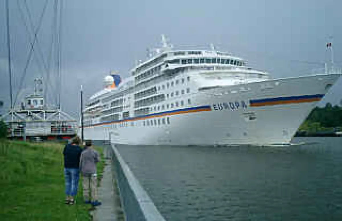 Die Rendsburger Schwebefähre - hier mit der MS Europa - ist 90 Jahre alt