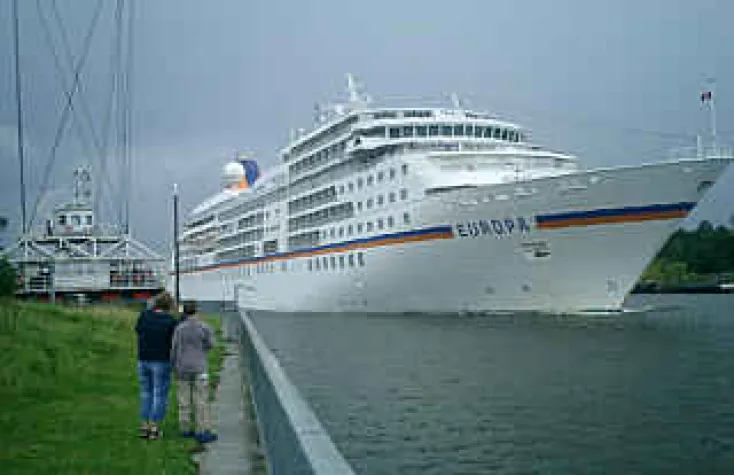 Denkmalschützer feiern die letzten Schwebefähren Bild: Denkmalschützer feiern die letzten Schwebefähren