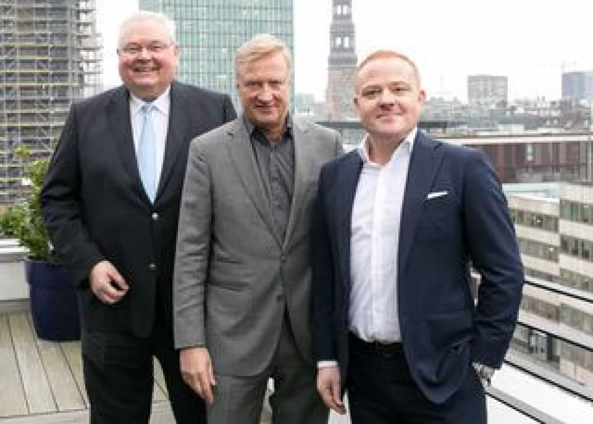 V.li.n re. Stefan Koop, Ole von Beust und J. Carlos Fernandes freuen sich auf die Zusammenarbeit.