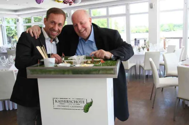 Bild: Volltreffer für kulinarisches Konzept von KAISERSCHOTE bei der Charity-Gala von Fußballprofi Toni Kroos