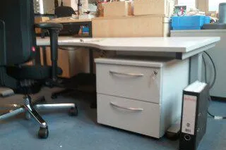 Bild: Ergonomische Büroausstattung für Menschen mit Handicaps wie Kleinwuchs