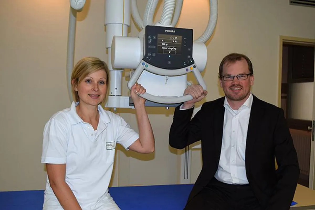 Marion Huf und Marius Aach mit der neuen Röntgenanlage. (Foto: Asklepios Klinik Lindenlohe)