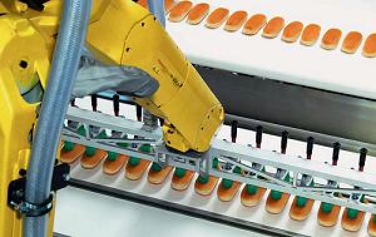 Das Abgreifen der Brötchen übernimmt ein schneller Roboter mit großer Reichweite, ohne dass die Prod