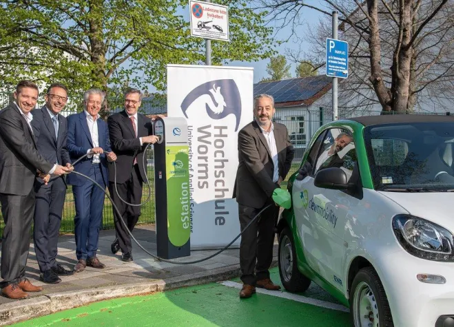 Bild: Hochschule fördert E-Mobilität - Neue Ladesäule an der Hochschule Worms