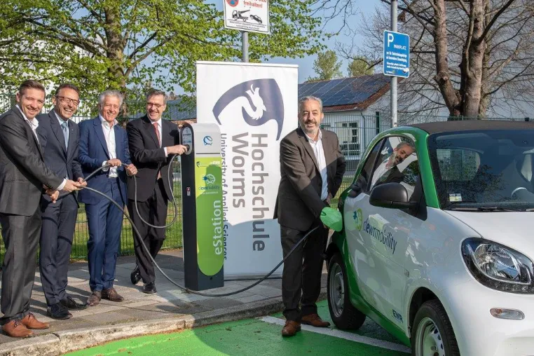 Bild: Hochschule fördert E-Mobilität - Neue Ladesäule an der Hochschule Worms