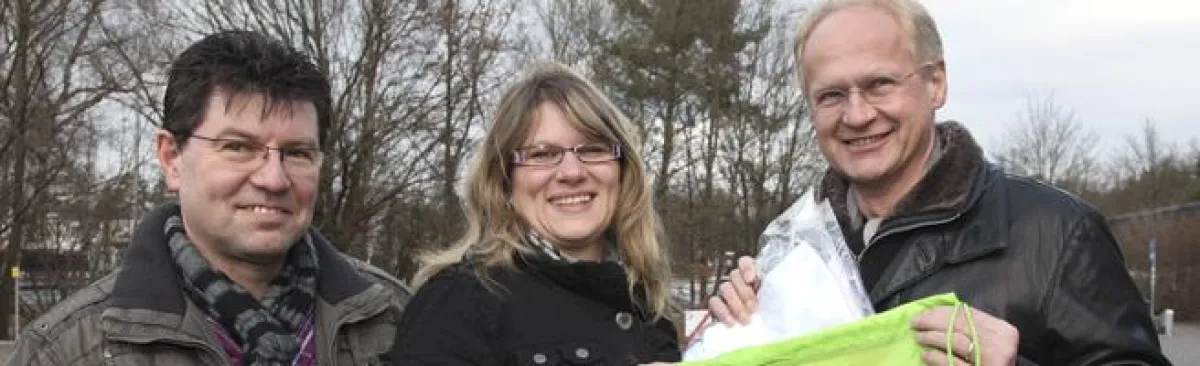 Bürgermeister Dr. Klemens Gsell (r.) bekommt von Jeannette und Thomas Seifert (Veranstalter JCR) seinen Starterbeutel überreicht