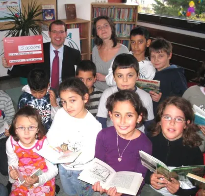 Bild: Harry Potter auf Türkisch - YANA Stiftung spendet 5.000 Euro für Bücherei der Humboldtschule