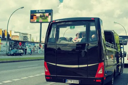 Mit der größten Hochzeitslimousine Berlins zum Traualtar Bild: Mit der größten Hochzeitslimousine Berlins zum Traualtar