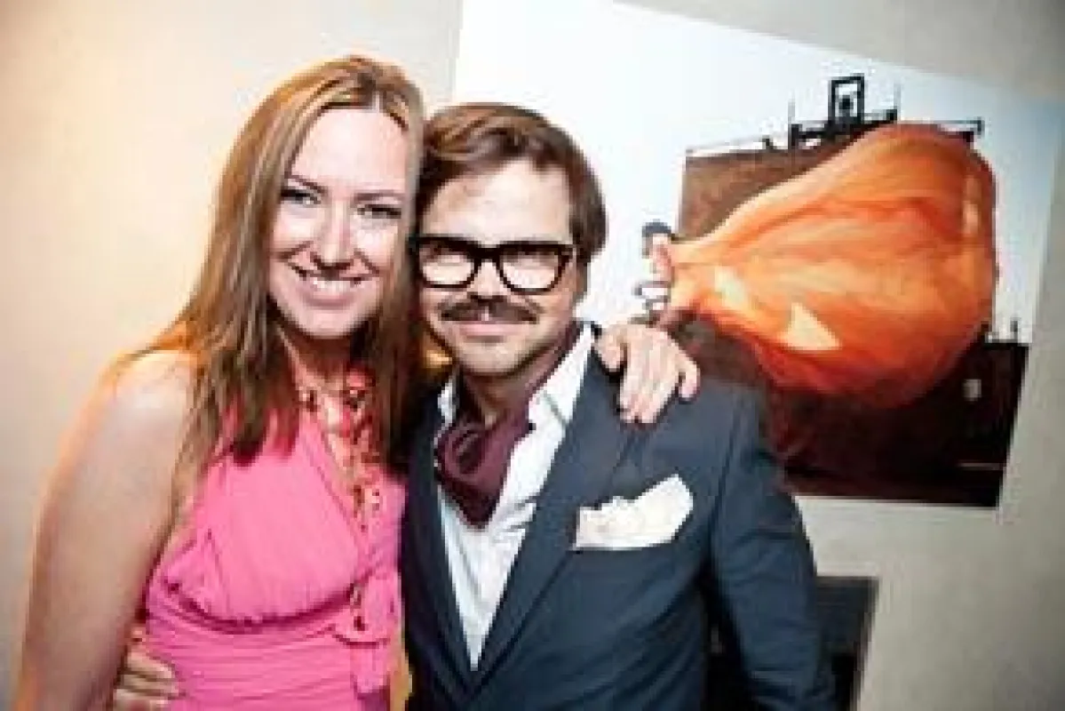 Kultursponsoring-Expertin Simone Bruns und Fotograf Kristian Schuller bei der ersten Photo-Soirée in der Hamburger Elbvilla Haus F