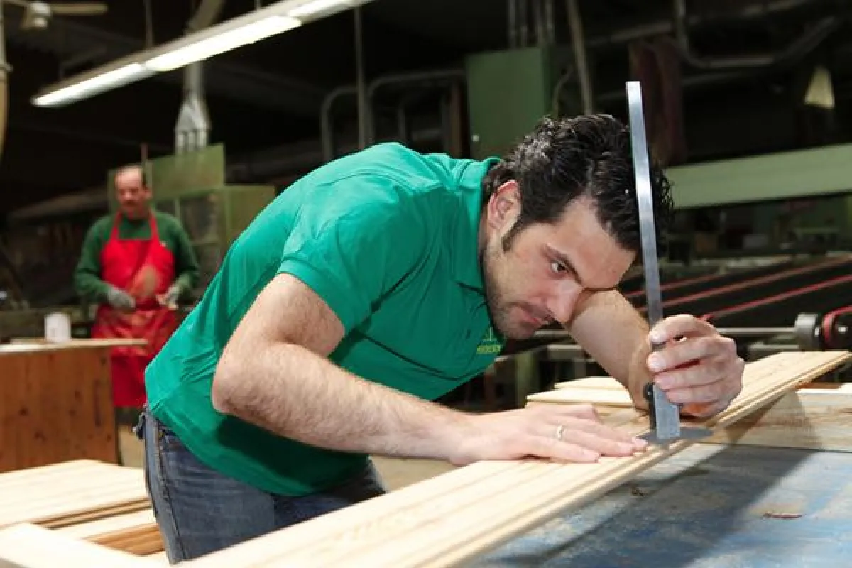 Genaue Qualitätskontrolle für die Massivholzdielen ©www.feeelwood.at