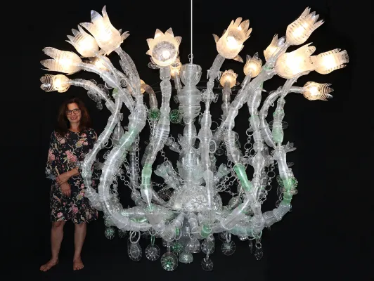 Bild: Ein Material in neuem - Licht Plastikflaschen: Stoff für Kunst