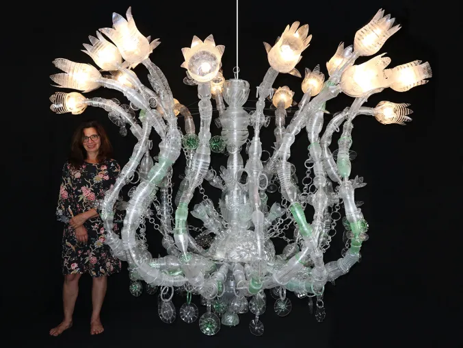 Bild: Ein Material in neuem - Licht Plastikflaschen: Stoff für Kunst