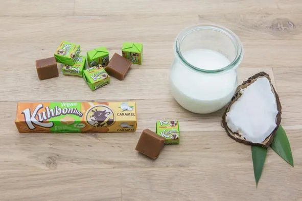 100% vegan – 100% lecker: das neue Karamell von Kuhbonbon jetzt auch in handlicher 72g Stange Bild: 100% vegan – 100% lecker: das neue Karamell von Kuhbonbon jetzt auch in handlicher 72g Stange