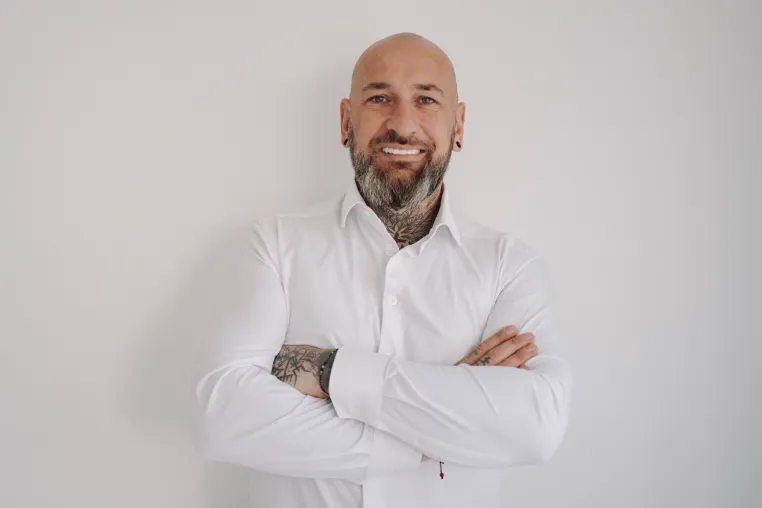 Bild: Als einziger Piercer an wissenschaftlicher Migräne-Studie beteiligt: Medical Piercer Steffen Fuchs