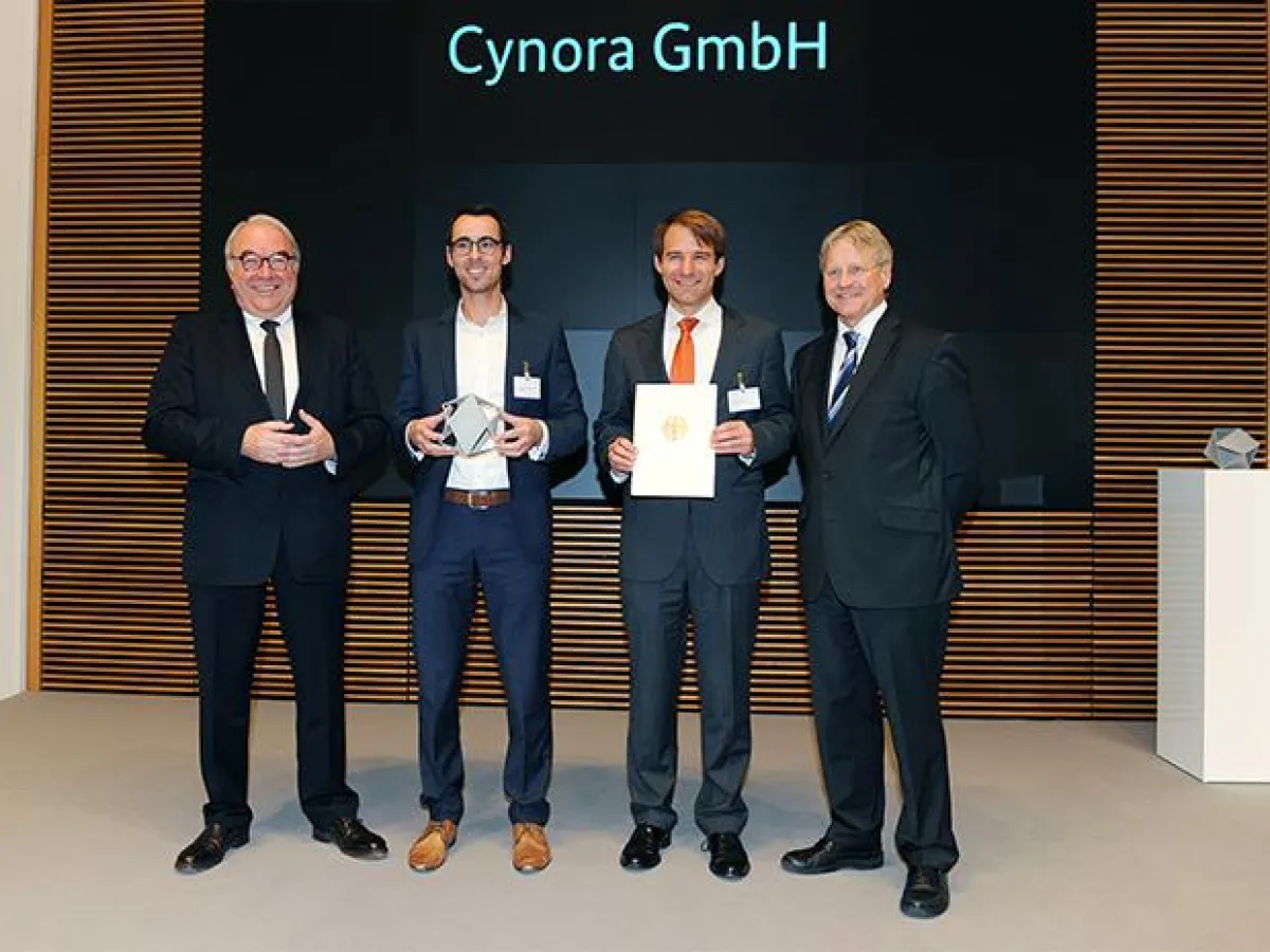 cynora wurde am 4. Dezember mit dem Deutschen Rohstoffeffizienz-Preis 2014 ausgezeichnet.