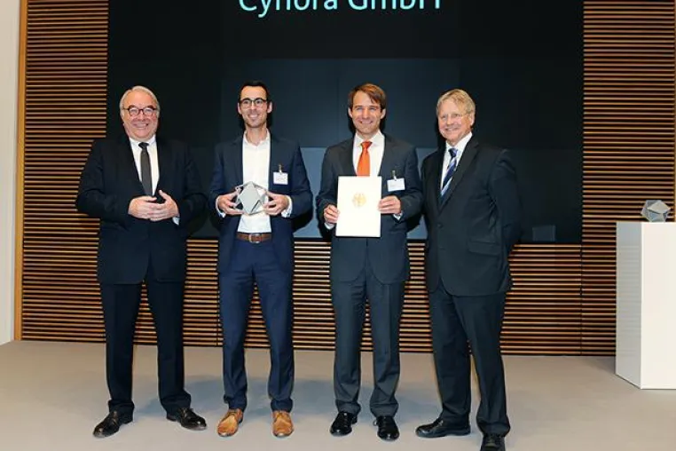 Bild: cynora mit dem Deutschen Rohstoffeffizienz-Preis 2014 ausgezeichnet