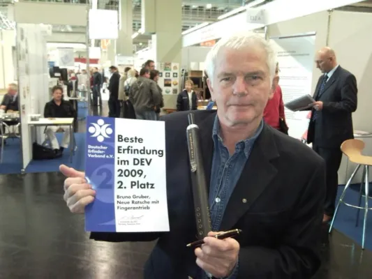 Bild: Erfindermesse IENA 2010 – Bruno Gruber stellt auch dieses Jahr seine Erfindungen vor