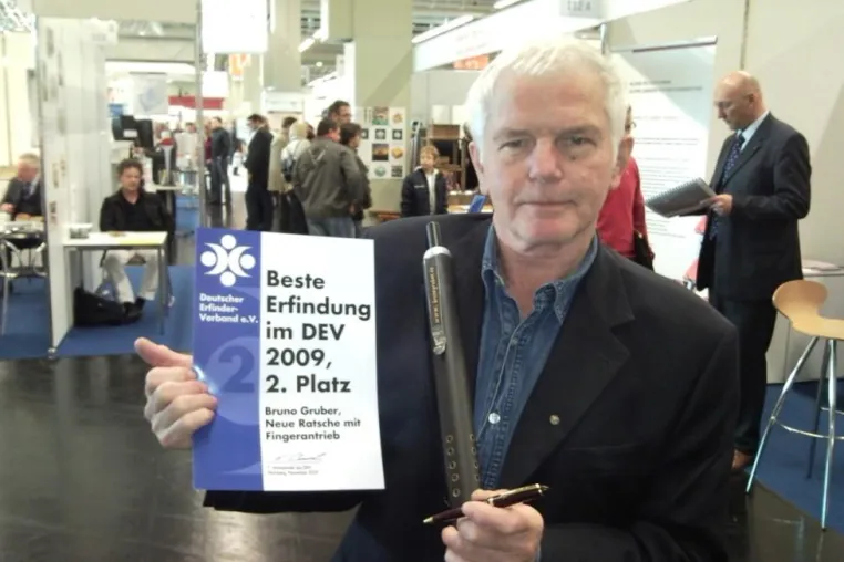 Bild: Erfindermesse IENA 2010 – Bruno Gruber stellt auch dieses Jahr seine Erfindungen vor