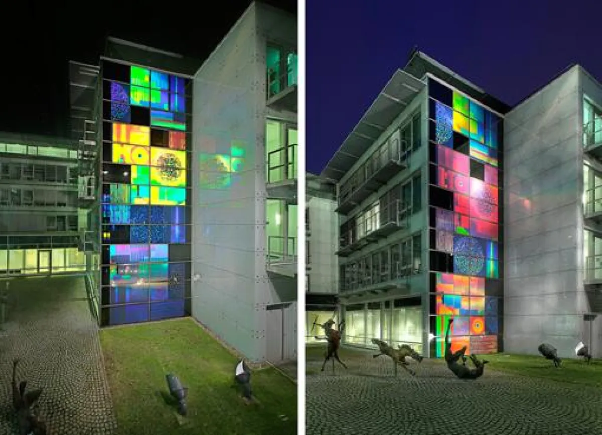Augenfeuer/Eyefire, 2000, 65 qm große Hologramm-Fassade für den Erweiterungsbau der Deutschen Forschungsgesellschaft, DFG, Bonn - Foto: Steffen Zozgornik