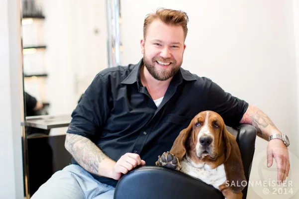Bild: Keiner will mehr arbeiten. Friseur sucht händeringend Mitarbeiter und zahlt sogar 300 Euro Finderlohn.