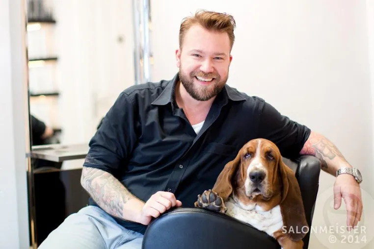 Keiner will mehr arbeiten. Friseur sucht händeringend Mitarbeiter und zahlt sogar 300 Euro Finderlohn. Bild: Keiner will mehr arbeiten. Friseur sucht händeringend Mitarbeiter und zahlt sogar 300 Euro Finderlohn.