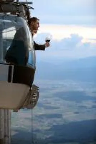 Bild: Von Bierbrunnen bis Bärensafari