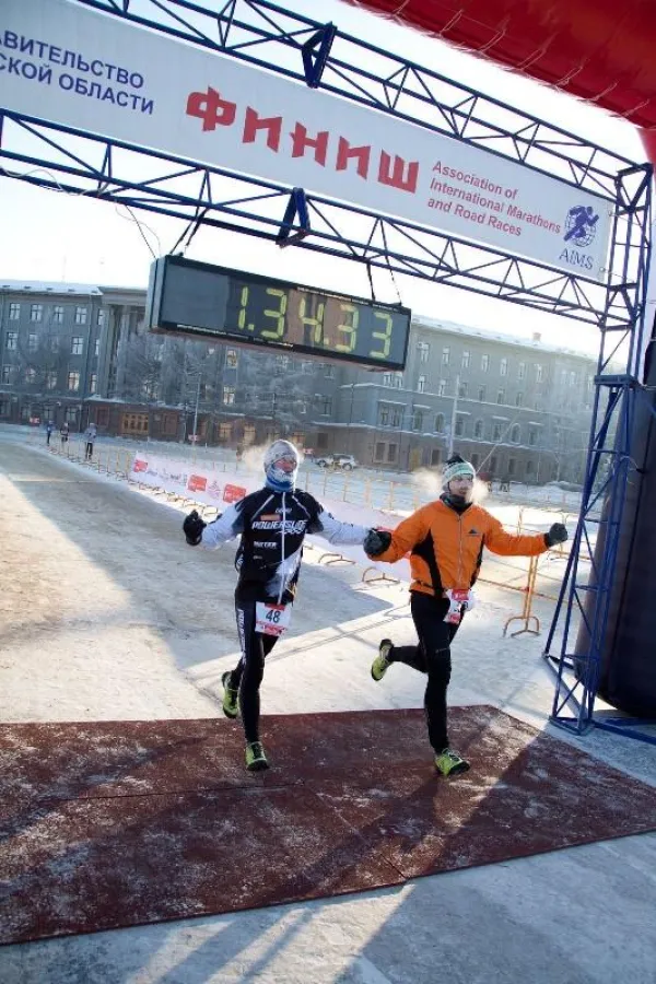 Mit einer Zeit von 1 Stunde 34 Minuten lief Alexander Gottschalk in Omsk ins Ziel ein.