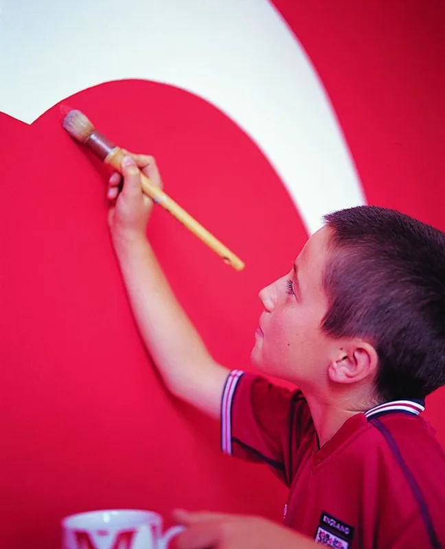 Kinder sollten bei der Gestaltung ihres Zimmers auch selbst den Pinsel in die Hand nehmen dürfen (Bild: Akzo Nobel Deco GmbH)