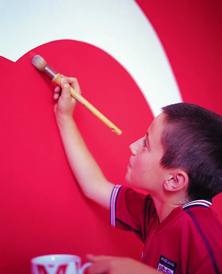 Kinder sollten bei der Gestaltung ihres Zimmers auch selbst den Pinsel in die Hand nehmen dürfen (Bild: Akzo Nobel Deco GmbH)
