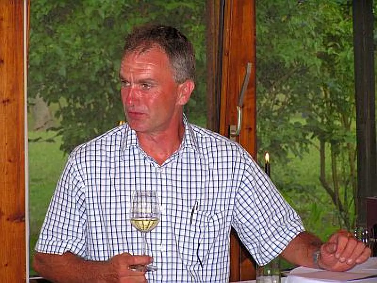 Winzermeister Klaus Baßler präsentierte passende Weine (Bild: wort.laut).