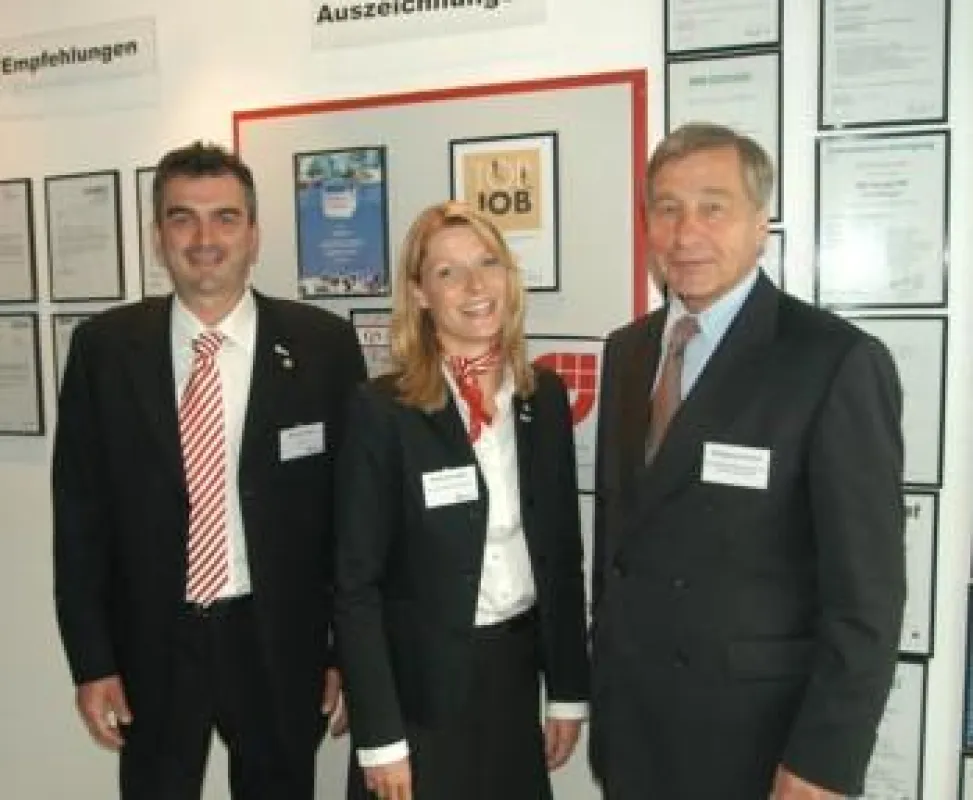 Markus und Alexandra Engel begrüßen Wolfgang Clement bei der Engel AG