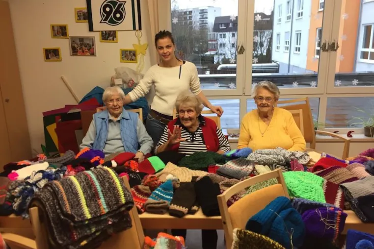 Bild: Seniorenzentrum Mozartpark: Bewohner stricken für Obdachlose