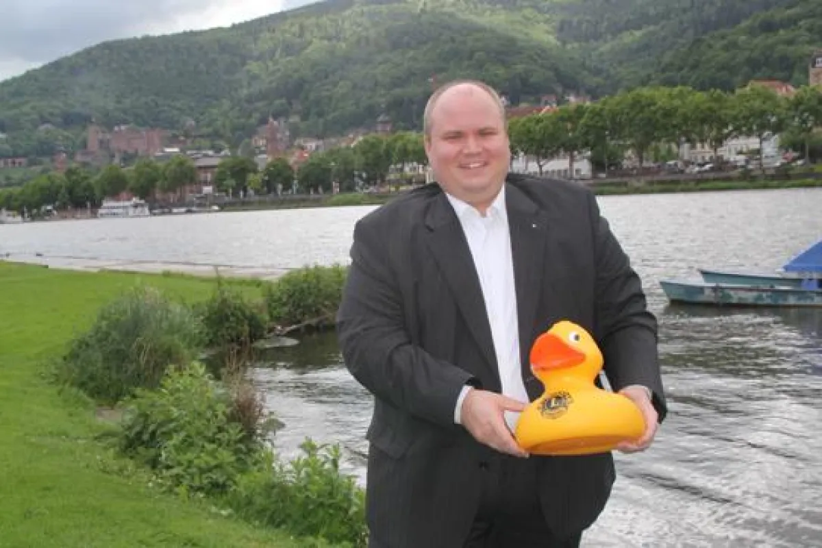 Timo Fritzsch vom Lions Club Heidelberg-Campus stellt das 3. Heidelberger Entenrennen vor