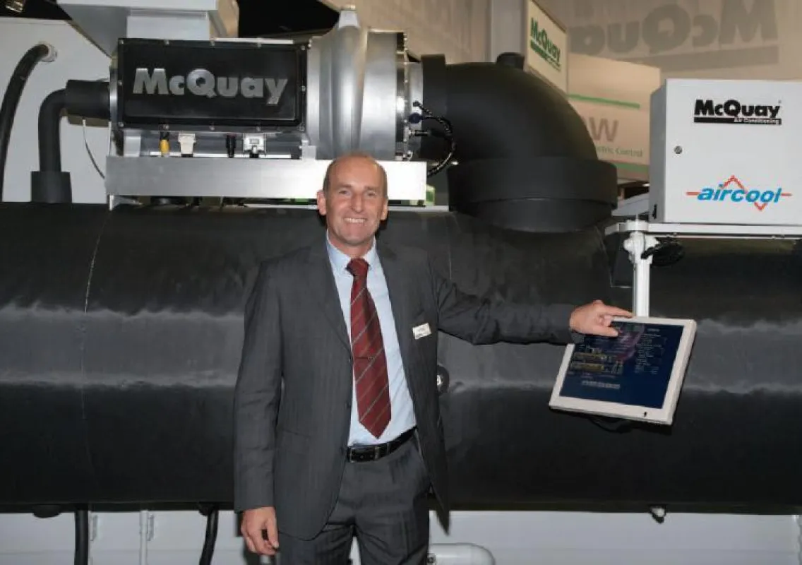 aircool-Firmengründer und Geschäftsführer Bruno Trost mit der neuen McQuay WME Baureihe auf der Chillventa 2010