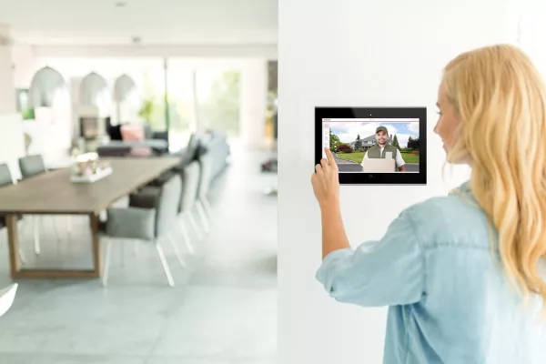 Bild: PEAKnx und DoorBird kooperieren: Smarte Steuerung der Haustür über KNX-Panels