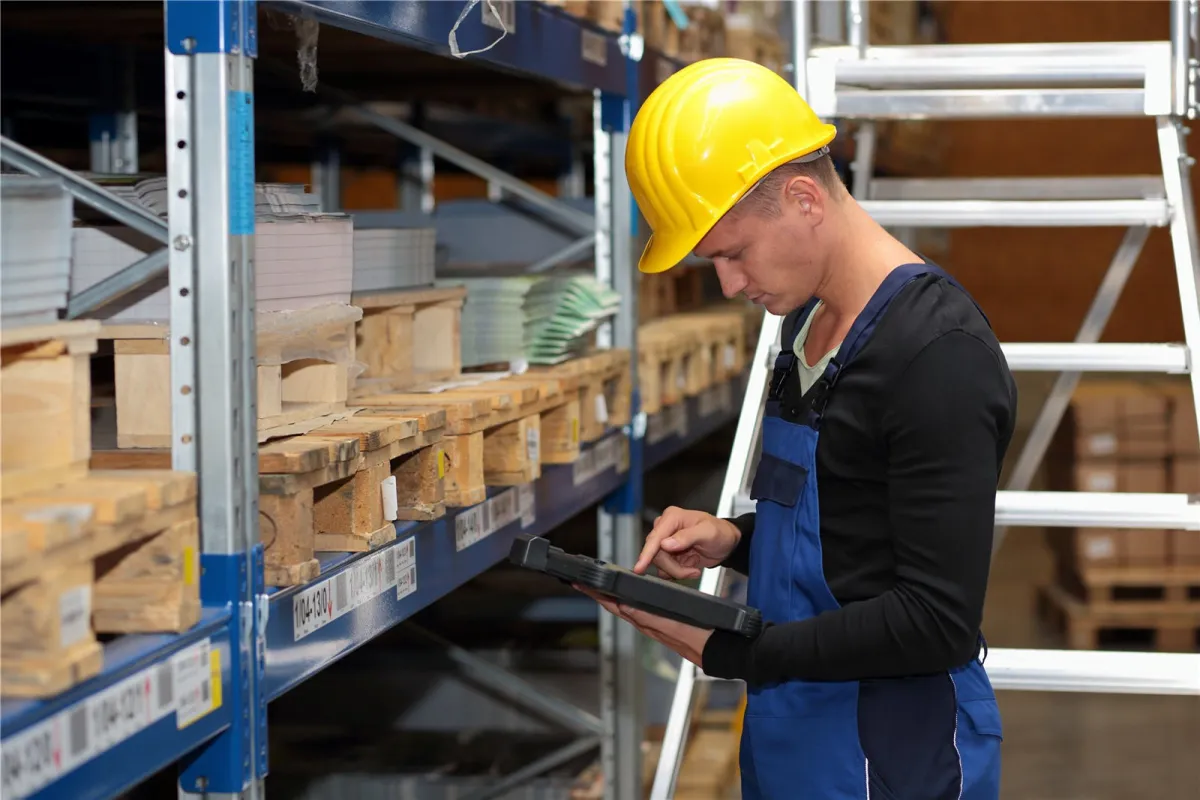 Regalprüfung mit Tablet (© Hoppe Unternehmensberatung GmbH)