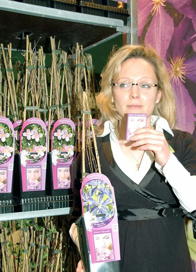 Kaufen mit allen Sinnen: Duftetiketten verraten, mit welchem Duft die Pflanze im Sommer den Garten verzaubern wird.