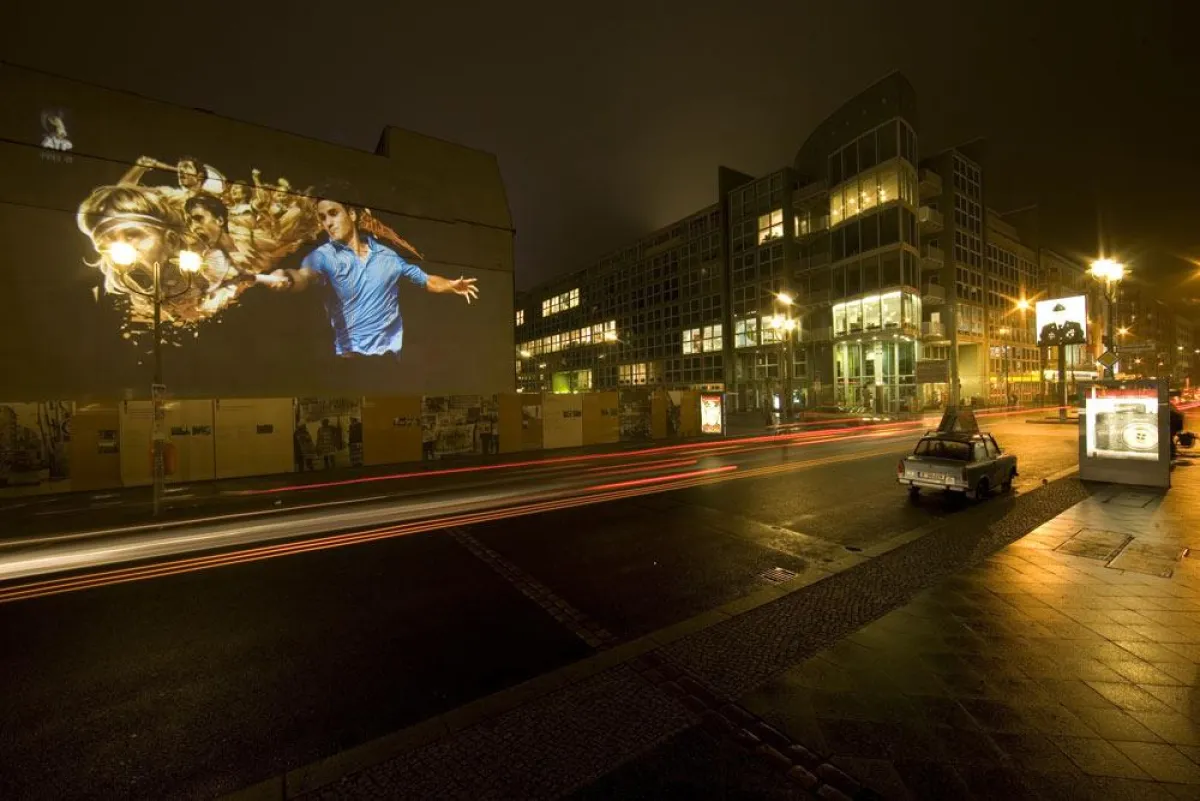 Riesenprojektion von Roger Federer am Checkpoint Charlie / Foto: ATP Jan Kopetzky