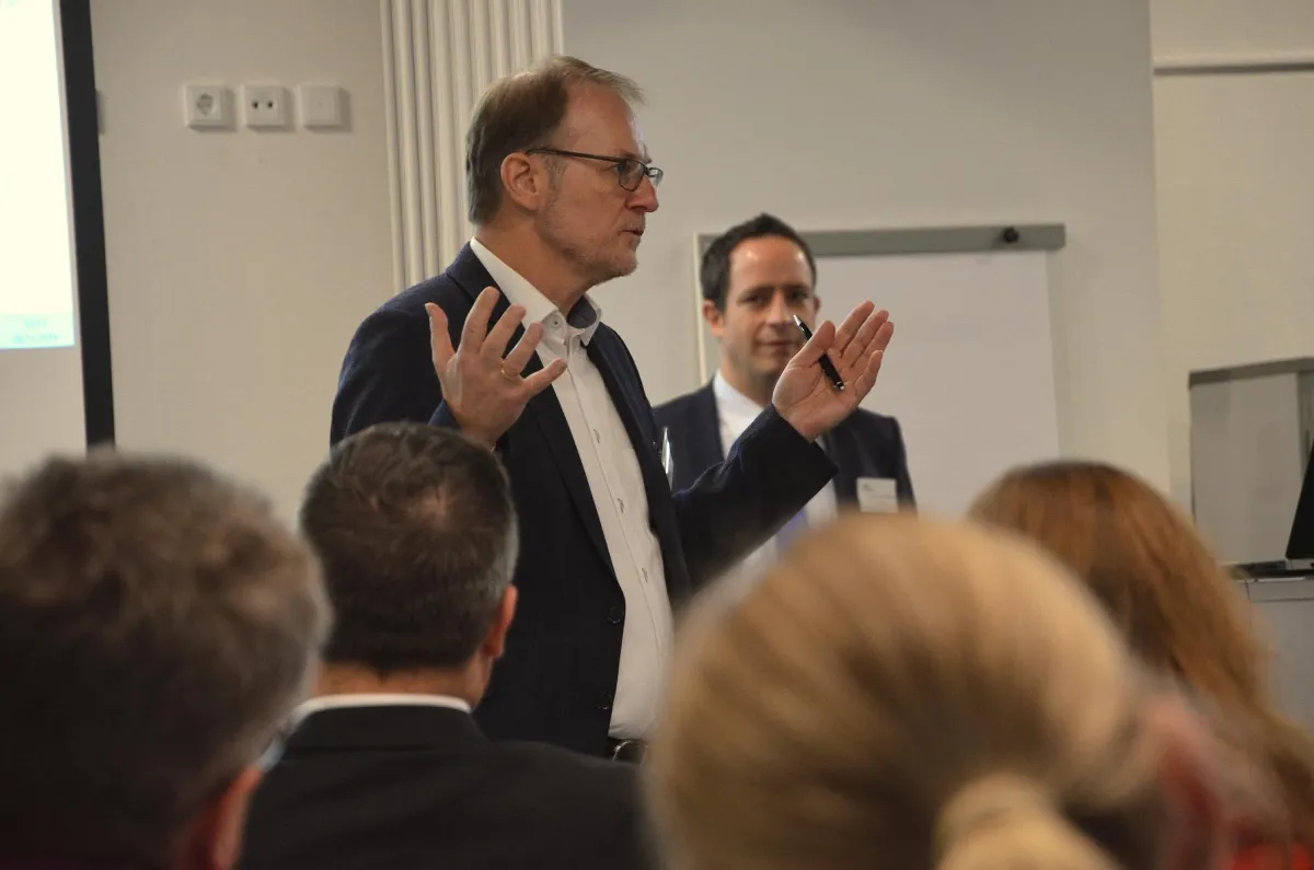 Im Seminar 'Absatzplanung und Bedarfsprognose verbessern' erklärt Prof. Dr. Götz-Andreas Kemmner, w