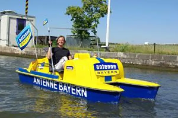 Bild: iloxx verschifft ANTENNE BAYERN-Tretboot für guten Zweck