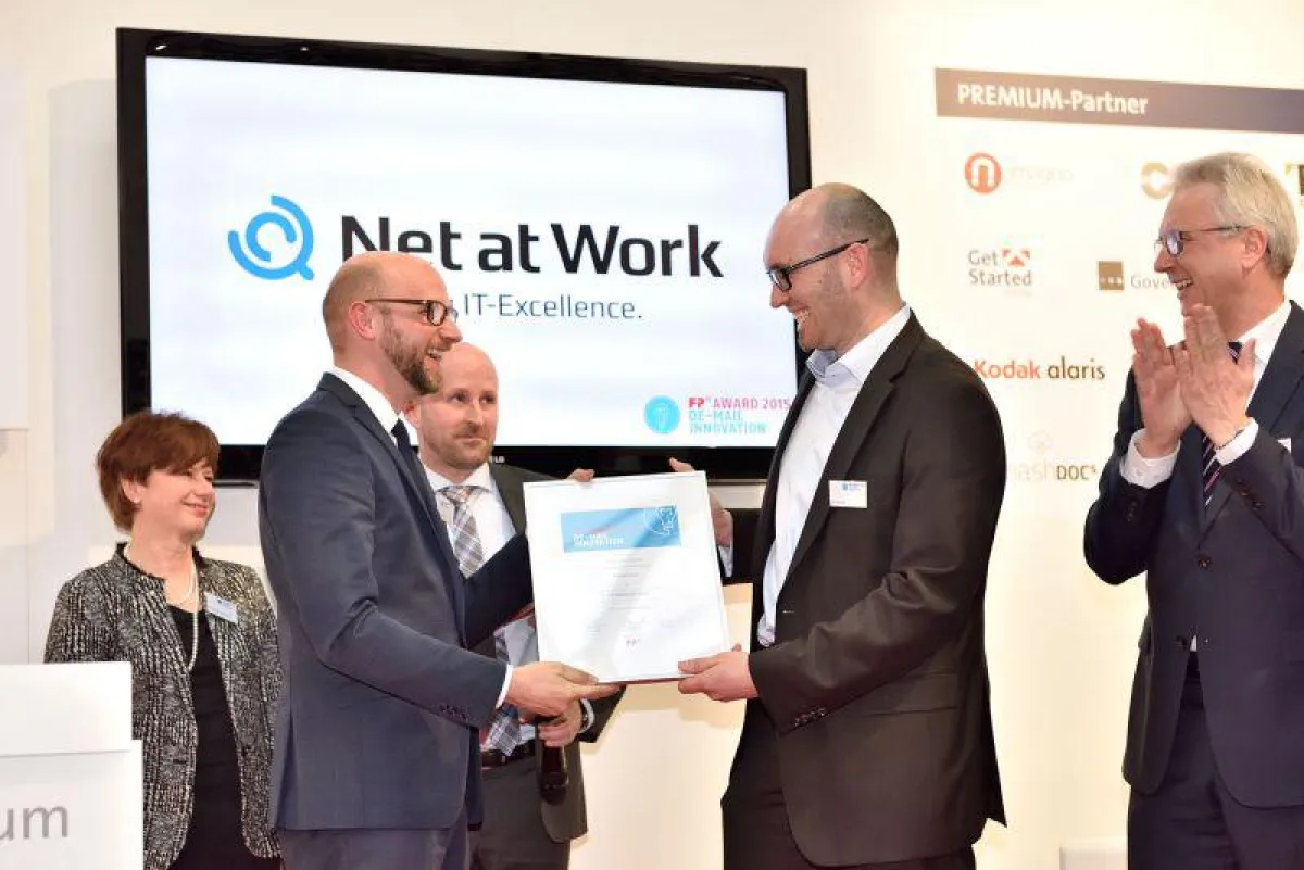 Stefan Cink (rechts), Produktmanager bei Net at Work, nimmt den FP Award auf der CeBIT 2015 entgegen