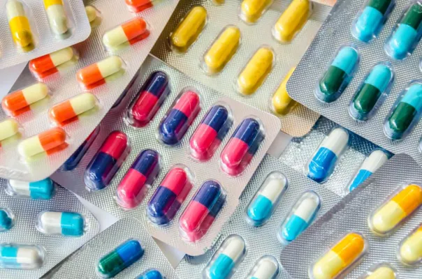 Bild: Zahnarzt Dr. Stefan Waas: „Emundo-Therapie mit Laser bei Parodontose-Patienten macht den Antibiotika-Einsatz oft überflüssig“