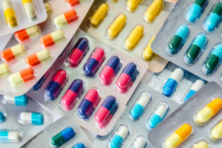 Bild: Zahnarzt Dr. Stefan Waas: „Emundo-Therapie mit Laser bei Parodontose-Patienten macht den Antibiotika-Einsatz oft überflüssig“