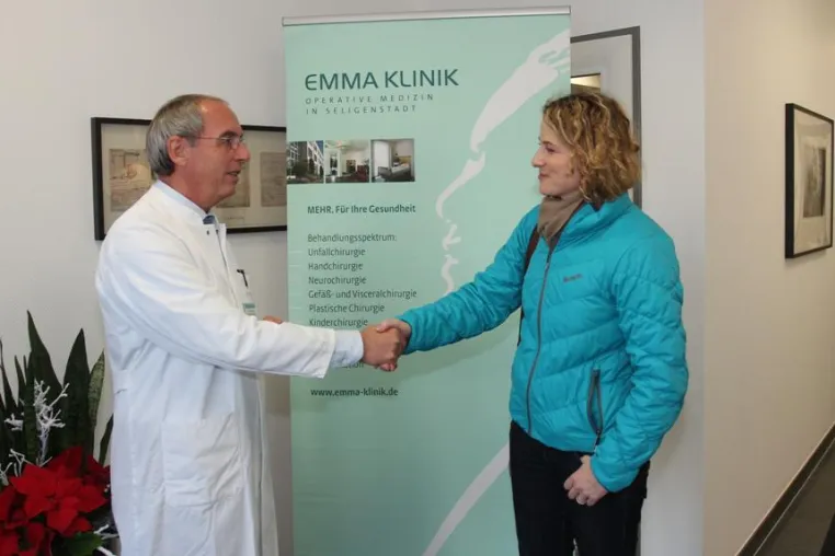 Bild: Weihnachtsspende statt Geschenke: Emma Klinik unterstützt mit Weihnachtsspende krebskranke Kinder