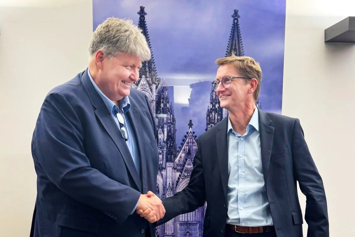 Bild (von links): Compart CEO Dirk Hartmann, Plusnet CEO Ulrich Hoffmann nach Vertragszeichnung in K (© Compart IT-Solutions GmbH)